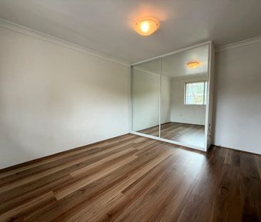 TOP FLOOR TWO-BEDROOM APARTMENT - Photo 2