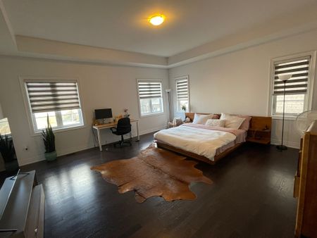 Four bedroom Brampton - Photo 5