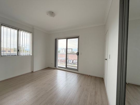 Three Bedroom Unit in Prime Location!! - Photo 1
