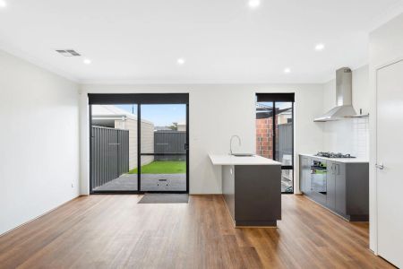 Modern home in new Lakelands. - Photo 5