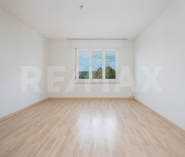 Sonnig sowie bestens ein- und angebunden: 3½-Zimmer-Wohnung mit Aus... - Photo 3