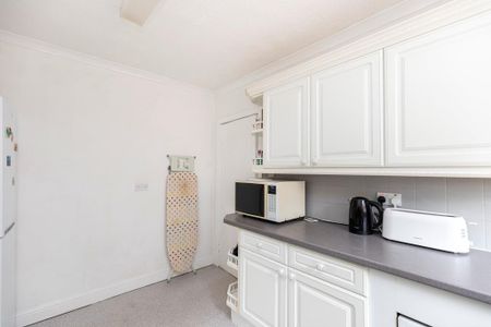 3 bedroom flat to rent - Photo 3
