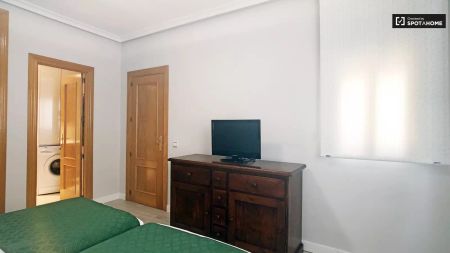 1-bedroom apartment for rent in Cortes, Madrid, bills included. - Photo 2