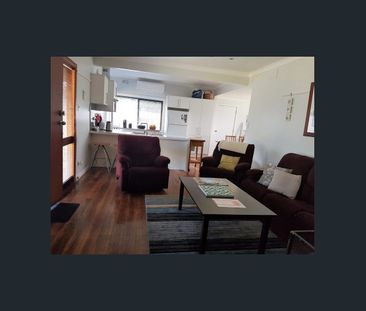 This charming hidden gem is sure to impress! - Photo 2