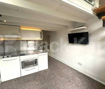 All Bills Included, duplex studio with roof terrace - Photo 2