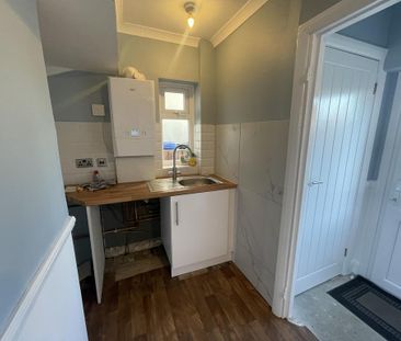 2 bedroom semi-detached house to rent - Photo 6