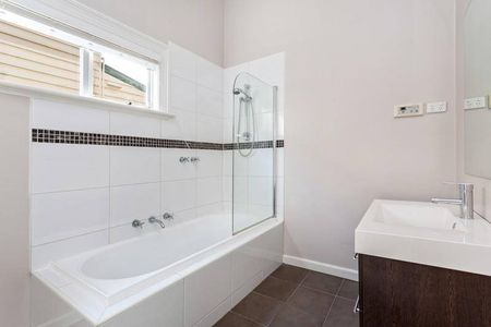 Charming Cottage Close to the Station - Photo 4