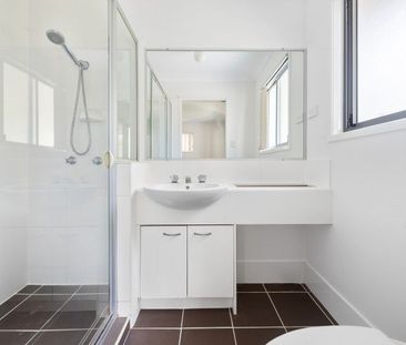 3-Bedroom Townhouse with Ensuite, Double Garage & Complex Pool - Photo 5