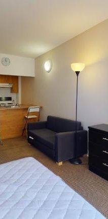 GHETTO MCGILL- 3 ½ RÉNOVÉ & MEUBLÉ – 1 CHAMBRE FERMÉE - Photo 1