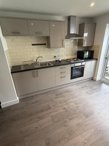 4 bedroom semi-detached house to rent - Photo 5