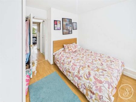 High Moor Crescent, Leeds, LS17 - Photo 4