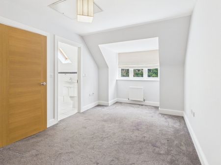 Upper Meadow, Gerrards Cross, Buckinghamshire,SL9 - Photo 2