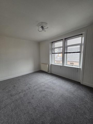 3 bedroom flat to rent - Photo 3