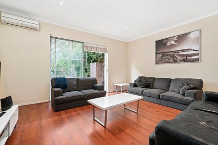SENSATIONAL "STONNINGTON GARDENS" - Photo 4