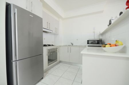Fantastic Villa Style 2 Bed Security Unit in Ultra Handy Location! - Photo 4