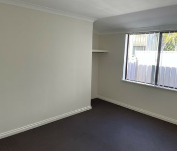 Relaxed living with a spacious backyard. - Photo 5