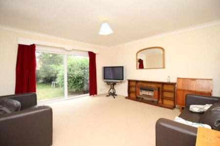 6 bedroom Detached house to rent - Photo 2