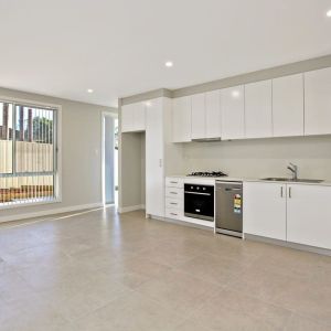 MODERN 2 BEDROOM PRIVATE & STYLISH GRANNY FLAT FOR RENT - Photo 2