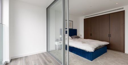 A stunning one bedroom apartment situated on the 59th floor in one of Canary Wharf's newest residential buildings, Landmark Pinnacle. - Photo 4