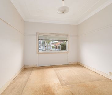 Sun-Drenched 3-Bedroom Family Home Ideal for Entertaining - Photo 3