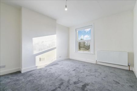 4 bedroom flat to rent - Photo 2