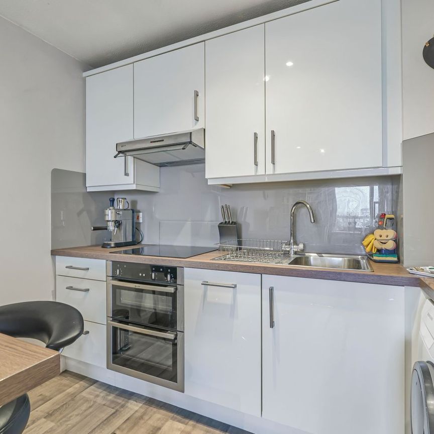 Bramlands Close, London, SW11 - Photo 1