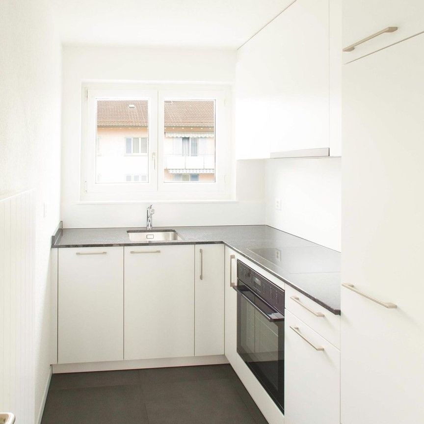 Neu sanierte, helle 3-Zimmer-Wohnung an bestens erschlossener Lage in Dietlikon - Photo 1