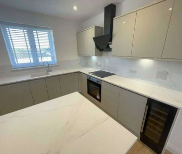 A 2 bedroom maisonette apartment situated in the Tilehurst area of ... - Photo 4