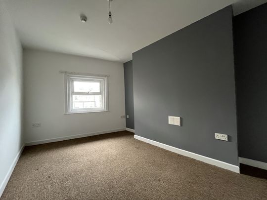 3 bed flat to rent in Old Christchurch Road, Bournemouth, BH1 - Photo 1