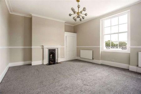 ***SHORT LET*** An impressive Townhouse overlooking Pittville Park. - Photo 4