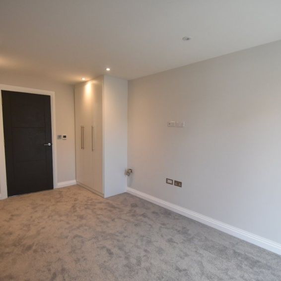 Oak End Way, Gerrards Cross, Buckinghamshire,SL9 - Photo 1
