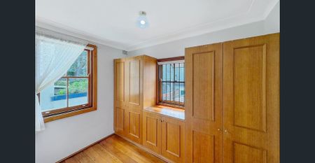 Charming Three-Bedroom Terrace with Parking and Courtyard - Photo 5