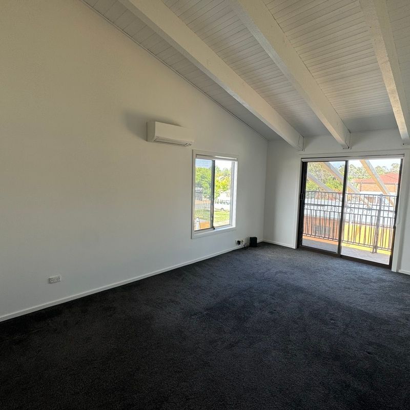 SPACIOUS 5 BEDROOM HOME WITH POOL, SPA & MULTIPLE LIVING AREAS! - Photo 1