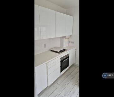 2 bedroom semi-detached house to rent - Photo 5