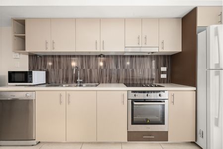 Fully Furnished 2-Bedroom Retreat in the Heart of Brisbane - Photo 2