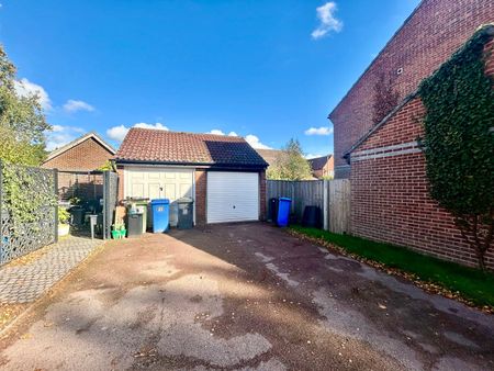 Swaledale Gardens, Fleet, Hampshire, GU51 - Photo 3