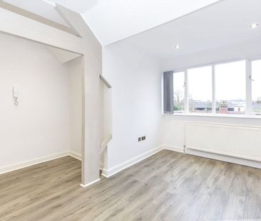 A stunning top floor apartment in this handsome bay fronted period ... - Photo 1