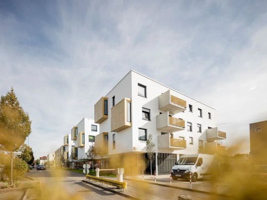 Charmante 2-Zimmer-Wohnung mit Loggia, Einbauküche & Designbad in ruhiger Innenstadtlage. - Photo 1