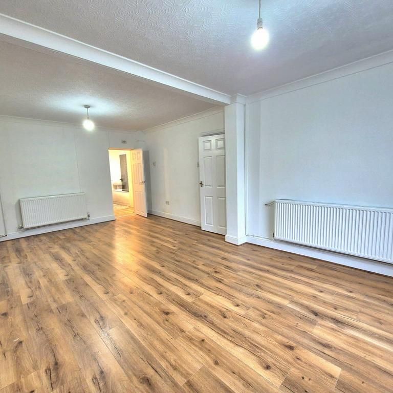 3 bedroom property to rent - Photo 1