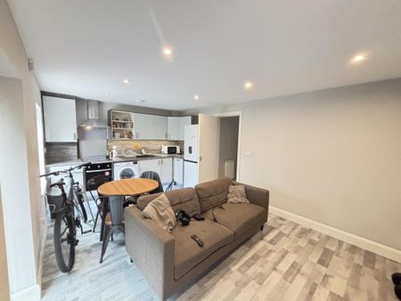 2 bedroom flat to rent - Photo 2