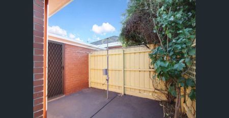 Bright & Quiet 2-Bedroom Unit in Prime Carnegie Location Tucked away at the rear of a well-kept bloc - Photo 5