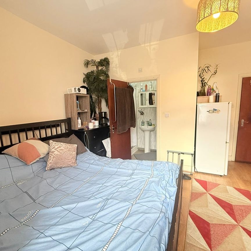 Room in a Shared Flat, High Road, IG1 - Photo 1