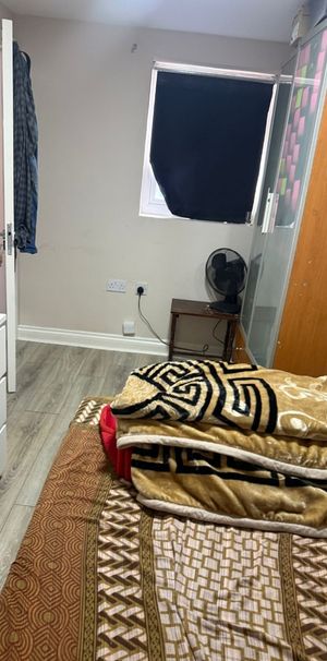 Studio Flat, Bronte Close, IG2 - Photo 1