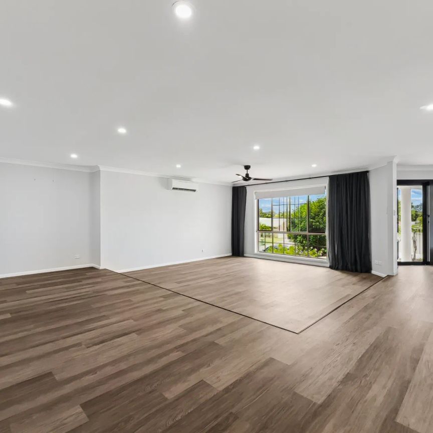 Spacious family home with pool in the heart of Elanora - Photo 1