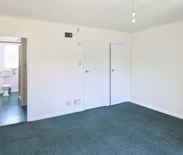 Sunny bedsit in a park - Photo 3