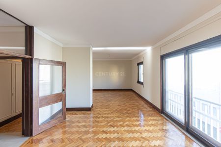 Apartamento T4 Remodelado para Arrendar em Paranhos, Porto - Photo 4