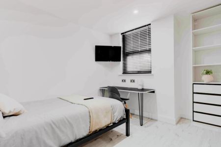 6 Beds 5 Baths - Photo 2