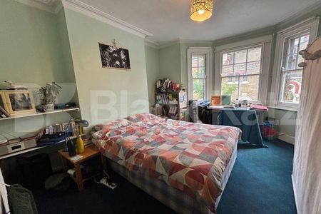 Bright & airy & offering 900 Sq.Ft.of living & entertaining space - Photo 3