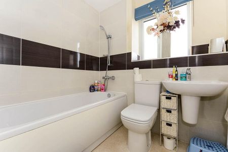 3 bedroom semi-detached house to rent - Photo 5