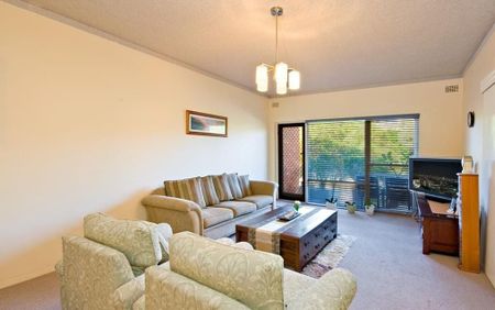 Relaxed, Easy Living in Prime Dolls Point Location - Photo 3